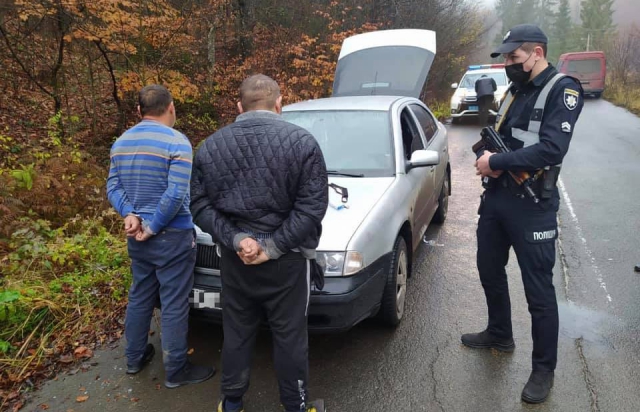 Двоє ужгородців спробували "віджати" гроші у чоловіка, якого везли у Львів (ФОТО)