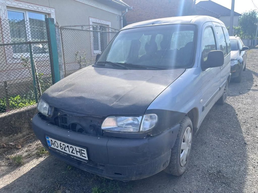 Покинуті авто: ужгородці показали цілий «автопарк» машин, що роками займають паркомісця