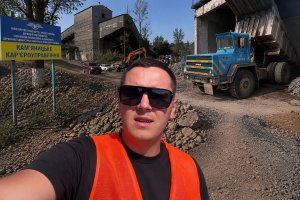 40-тонні машини та кілометри електроліній у лісі: стали відомі причини обшуків у кар’єрі родини закарпатського нардепа