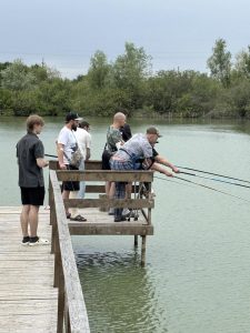 На Закарпатті для поранених захисників впроваджують рекреаційну терапію: ветеранів вивезли на риболовлю (ФОТО)