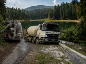 Бетонозмішувачі у природоохоронній зоні: біля озера Синевир виявили забруднення будівельним розчином (фото, відео)