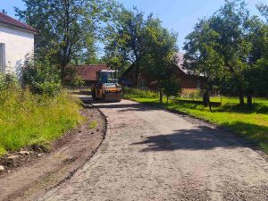 У високогірному селі Закарпаття проклали асфальт (фото)