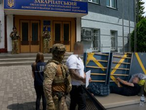 Катування, кайданки та незаконне утримання людей: працівника Ужгородського ТЦК судитимуть, дії ще двох його колег розслідує ДБР (відео)
