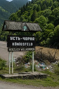 На Закарпатті селяни утворили смітникина березі гірської річки (фото, відео)