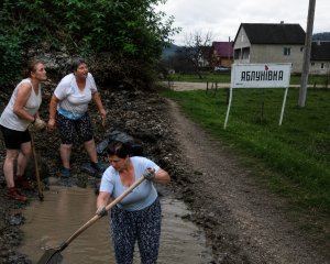 У селі на Закарпатті жінки взялися засипати джерело, з якого люди набирали питну воду: що сталося? (фото, відео)