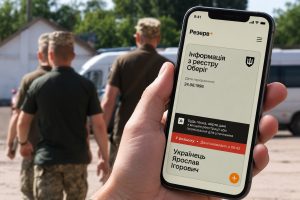 Скандал у Берегівському ТЦК: сотням чоловіків незаконно скасовували відстрочки та не випускали з приміщення (фото)