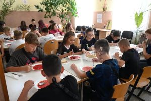 У Холмківській громаді гарячими обідами забезпечили всіх 1200 школярів: як діє реформа у Сторожницькому ліцеї (фото)