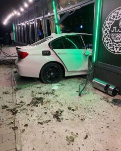 Нічна ДТП в Ужгороді: BMW протаранила ресторан на вулиці Бобяка (фото)