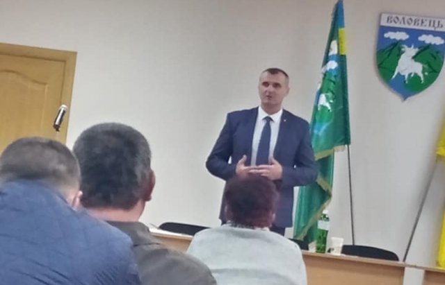Київ і область не указ: затриманий на хабарі селищний голова Воловця продовжує працювати (ФОТО, ВІДЕО)
